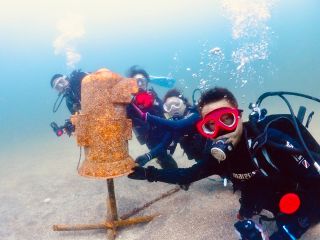 伊豆海洋公園の海中にある郵便ポスト、実際に機能してますよ。友達に手紙送れますよ、海中から!