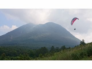 由布岳をバックに……