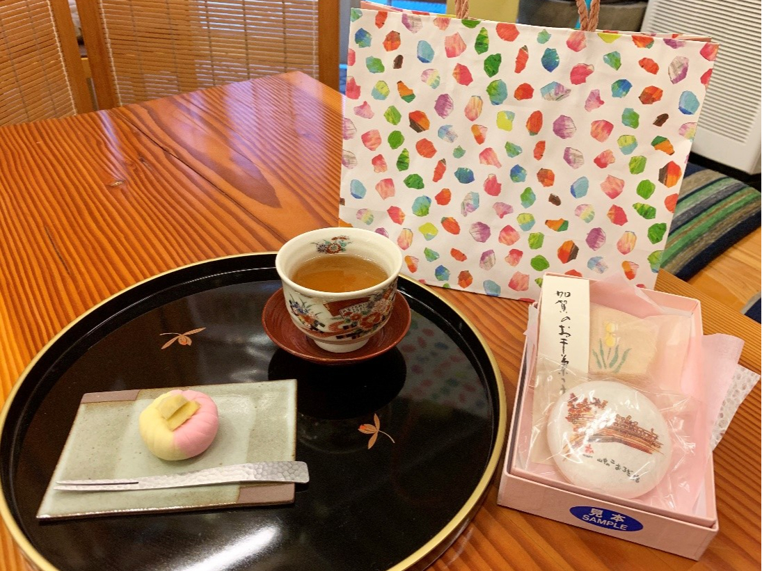 お待ちいただく間に、季節の上生菓子とお茶をお楽しみください。