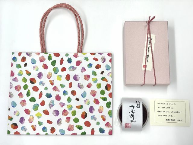 お作りになった オリジナルそっとひらくとー をあけて、見て楽しんだ後は、【特製つぶあん】を最中の中に詰めてお召し上がりいただけます。