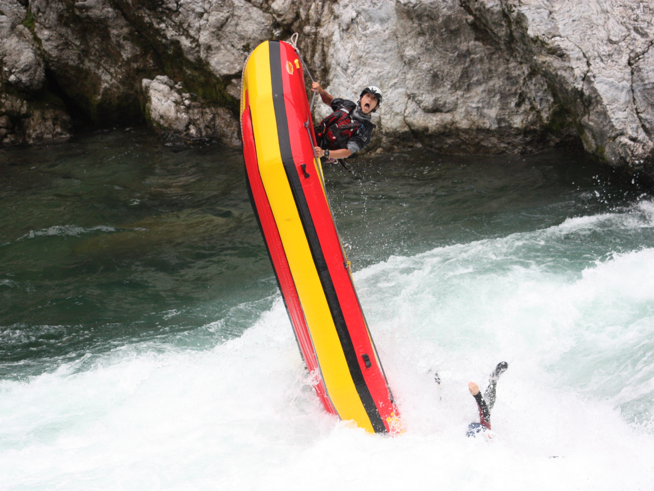 小歩危コース名物、大滝サーフィン!まさに自然が創り出すロデオゲーム!!あなたはどれだけボートにつかまってられるかな!?