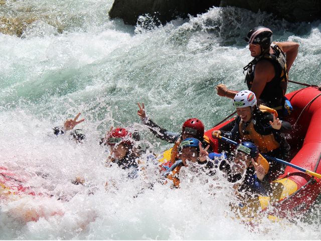 みんなで力を合わせて激流を乗り越えます!