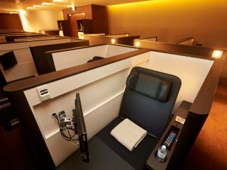 【プラン限定特典】プレミアムラウンジ(男女共用/予約制)付き!フリードリンク、専用コワーキングデスクも利用できます。