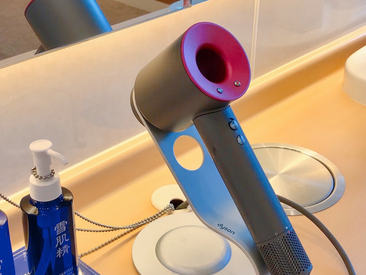 各種のドライヤーをご用意しています。 (ダイソンヘアドライヤー、パナソニックナノイードライヤー)※女性パウダーコーナー