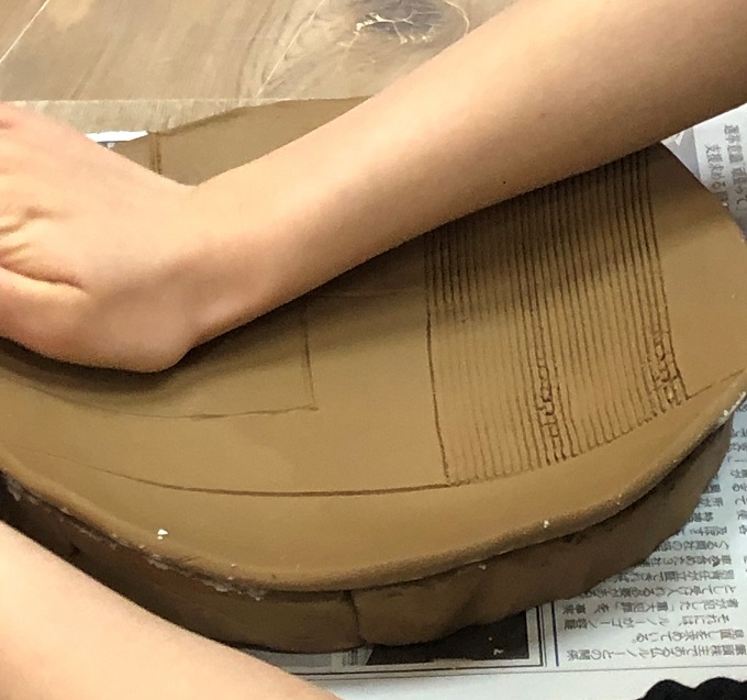 手びねり・タタラ技法でお皿を作りました。自分のイメージに線を書き込みました。