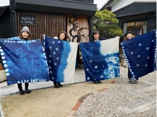 みんなで楽しくこんな作品ができます。風呂敷を染めてくださいました♪