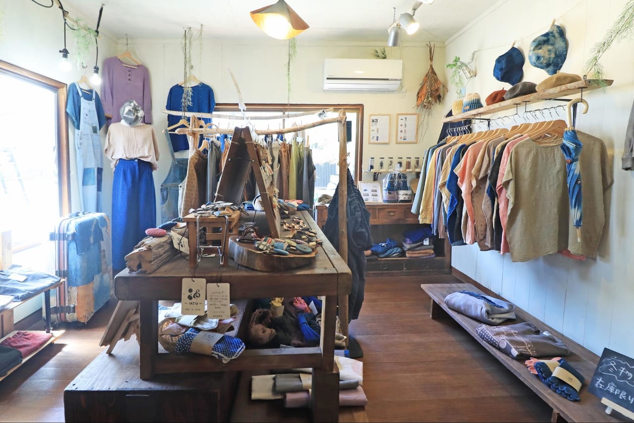 店舗内観です。いろんな商品も販売しています♪