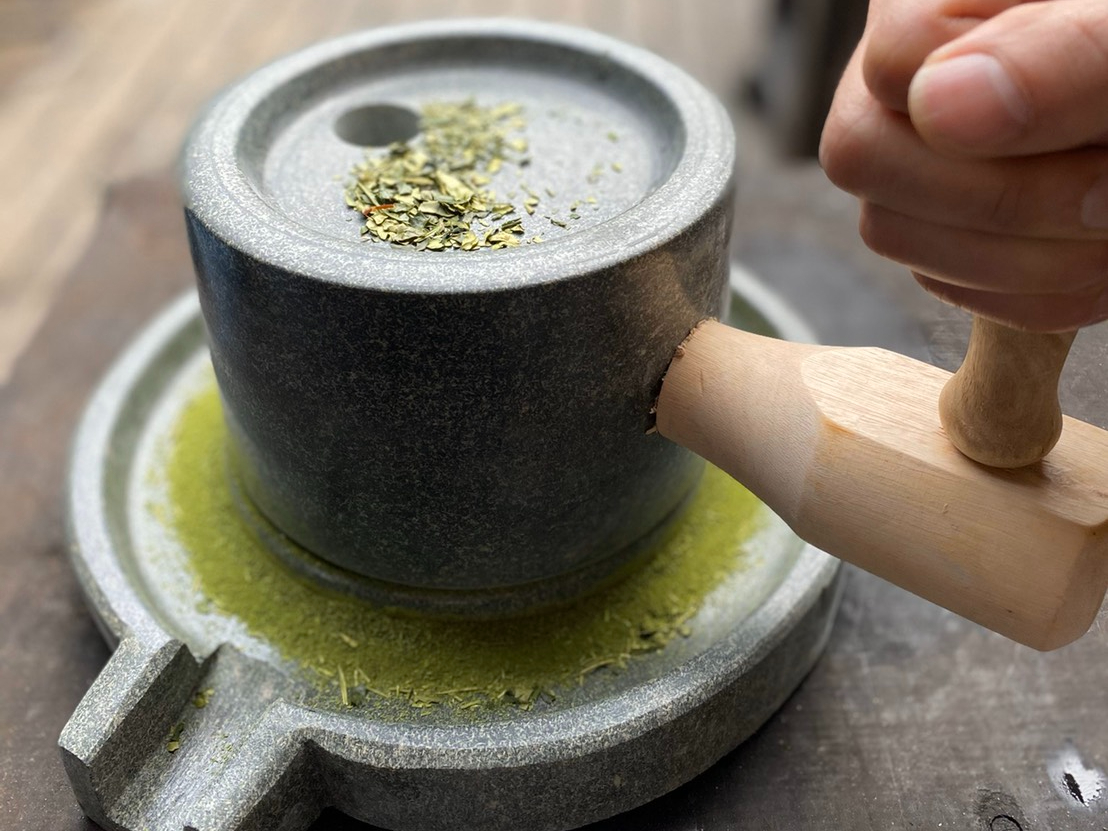 西尾市で収穫された乾燥茶葉を石臼ですって抹茶にしてから染めます。石臼をみんなでゴリゴリと回すと盛り上がりますよ♪
