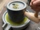 西尾市で収穫された乾燥茶葉を石臼ですって抹茶にしてから染めます。石臼をみんなでゴリゴリと回すと盛り上がりますよ♪