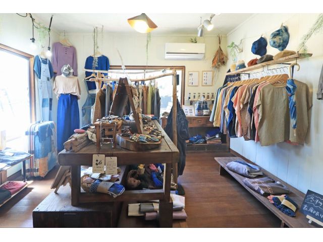店舗内観です。いろんな商品も販売しています♪