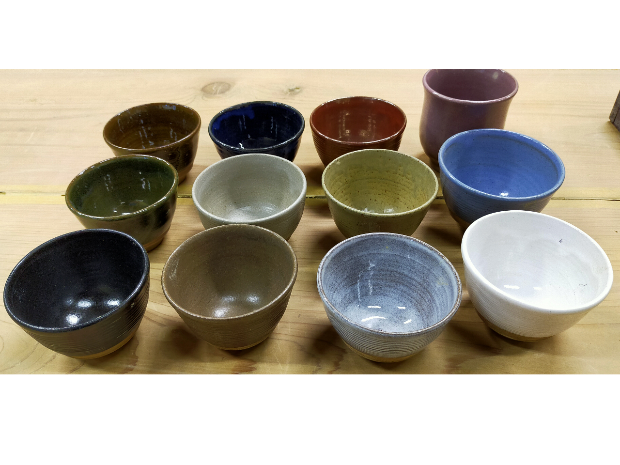 焼き上がりの色は12色から、お客様自身で色を選んで頂きます。