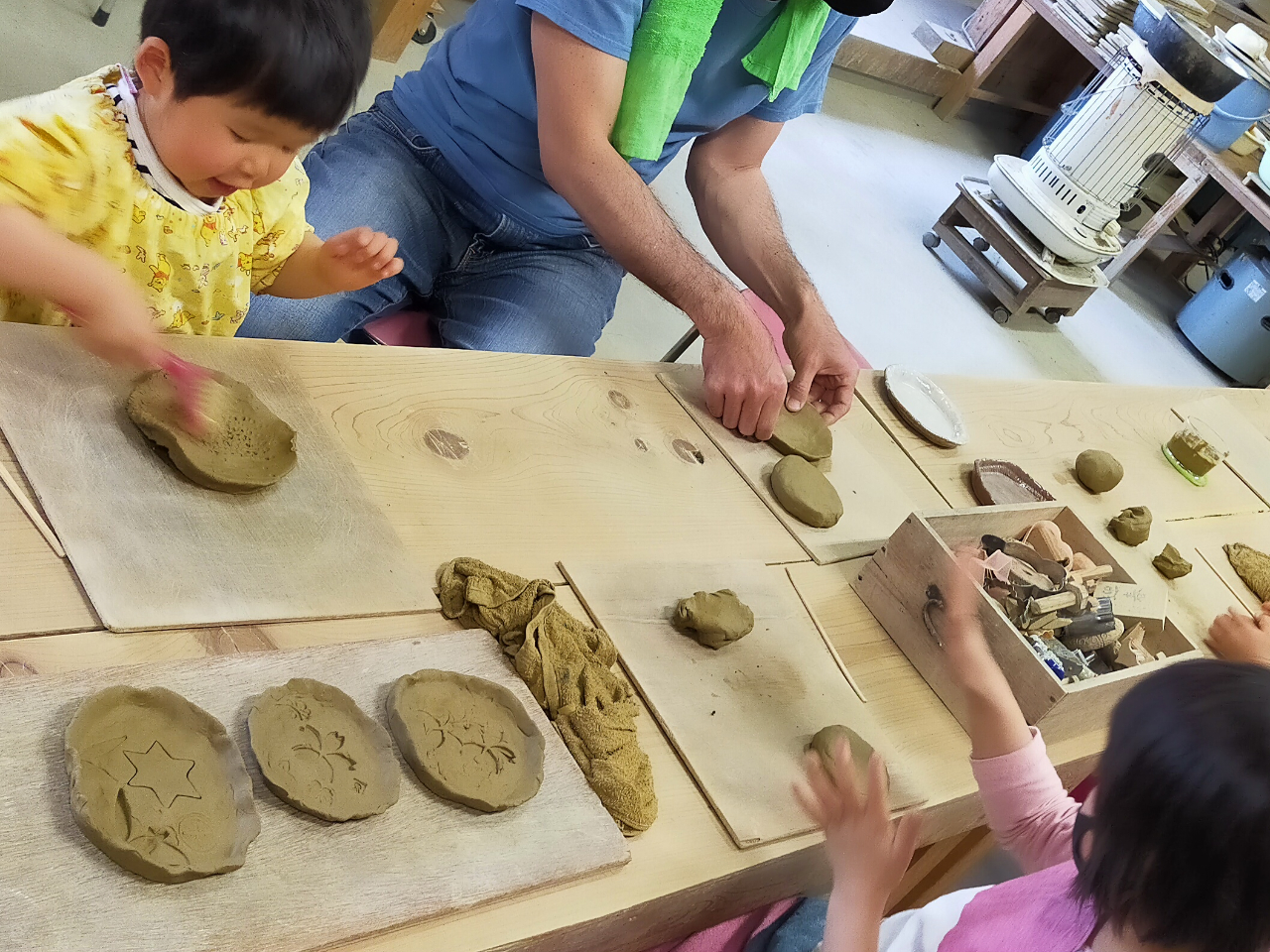 手ひねり風景です。形造ったあと、スタンプなどで装飾もできます。