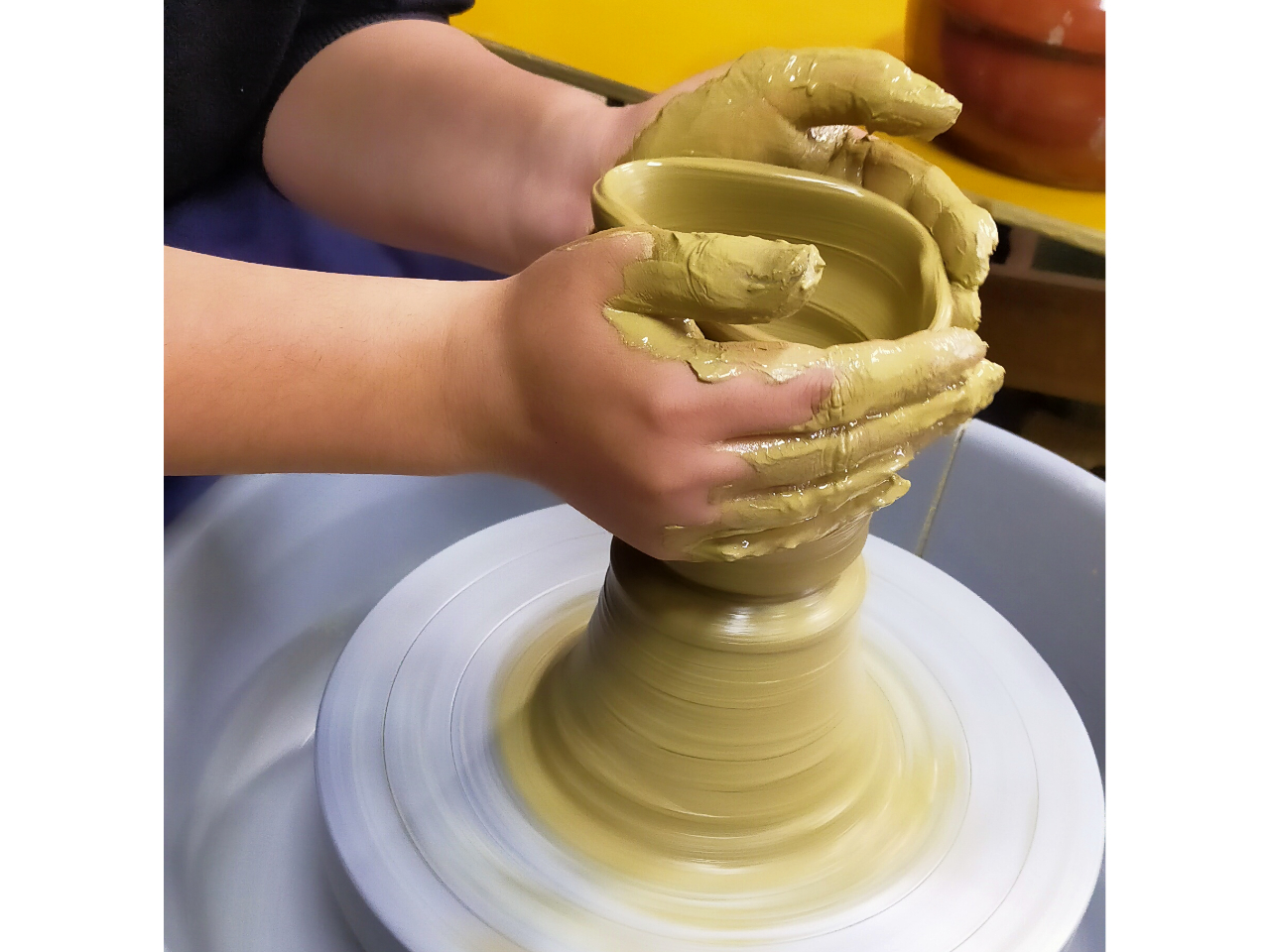 ろくろ体験風景です。カップや茶碗、皿等色々なものが造れます。当窯は2.5kgの粘土を据え付けるので、5~6点程造った中から2点焼き上げる作品を選びます。