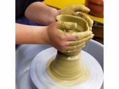 ろくろ体験風景です。カップや茶碗、皿等色々なものが造れます。当窯は2.5kgの粘土を据え付けるので、5~6点程造った中から2点焼き上げる作品を選びます。