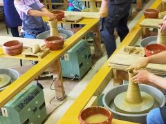 ろくろ体験風景です。園児から高齢者の方まで、年齢を問わずお気軽に体験できます。