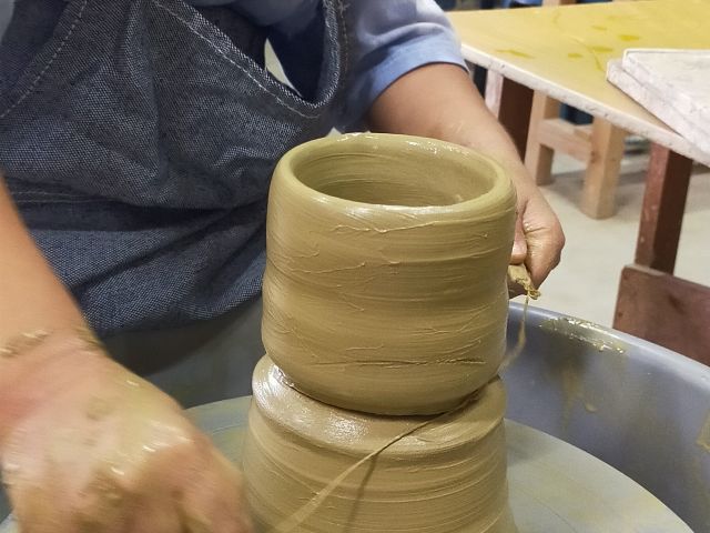 形が出来たら糸を使って、自分で粘土を切り離します。