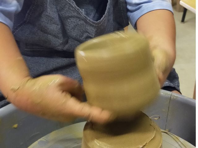 作品を切り離したら、両手でチョキをつくり、挟んで持ち上げます。