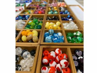 全て浜比嘉島で製作したとんぼ玉です。小玉は75種類の中からお選び頂きます。