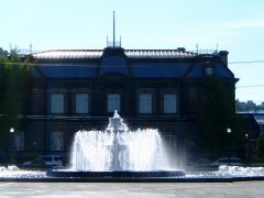 国の重要文化財 旧日本郵船株式会社 小樽支店です。どっしりとした重厚な石造りの中にも優美さが漂う近世ヨーロッパ復興様式の純石造2階建です。