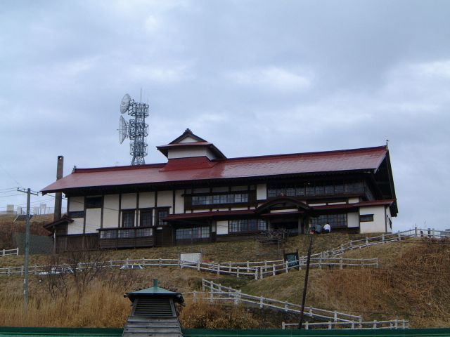 明治30年積丹半島にある泊村にニシン番屋として建てられ、その後昭和33年に小樽に移築復元されました。当時のニシン漁のパネルや道具が展示しています。