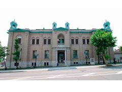 小樽金融資料館です。2003年5月14日に小樽金融資料館として開館しました。1億円の重さの体験・お札の偽造防止等も分かります。