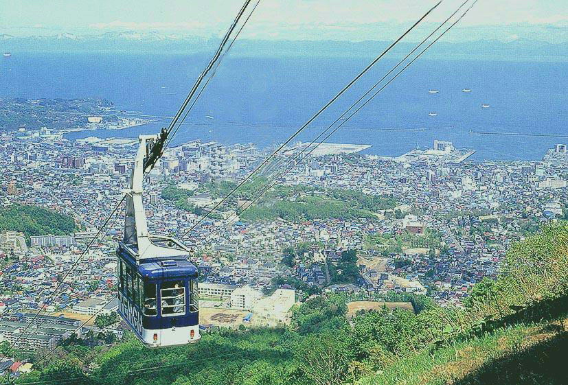 北海道3大夜景の1つ小樽天狗山です。山頂にはスキー資料館・天狗の館・鼻なで天狗さん・シマリス公園があります。ミシュラングリーンガイド1つ星認定です。