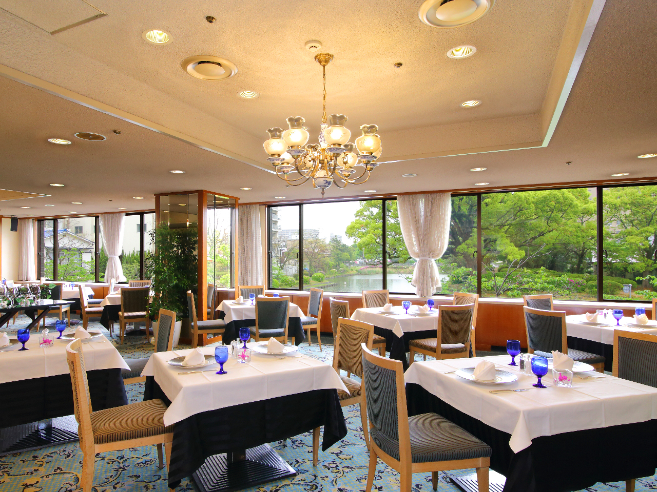 佐賀城址のお濠が望める店内