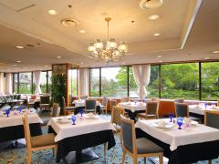 佐賀城址のお濠が望める店内