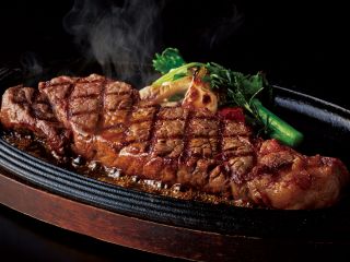 ジュウジュウ!熱々の鉄板ステーキを五感で楽しんで