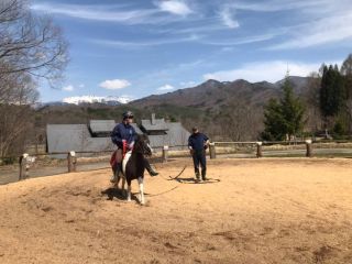 講師がマンツーマンで教える乗馬レッスンです。