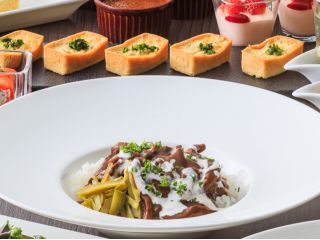 ハッシュドビーフ サワークリームとピクルス添え