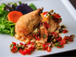 鶏もも肉のコンフィと白いんげん豆の煮込み トマトとオリーブのコンディメント