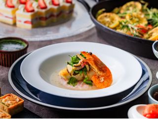 ほんのり桜の香る白身魚の白ワイン蒸し