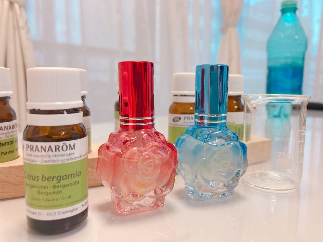 精油で作るアロマ香水 自然の香りを潜在意識の中にある直感で選び 調香しながら 世界で一つしかないあなただけのオリジナル香水を作ります アロマ教室ラグジューム じゃらん遊び体験 精油で作るアロマ香水 自然の香りを潜在意識の中にある直感で選び 調香しながら 世界で一つしかないあなただけのオリジナル香水を作ります アロマ教室ラグジューム じゃらん遊び体験