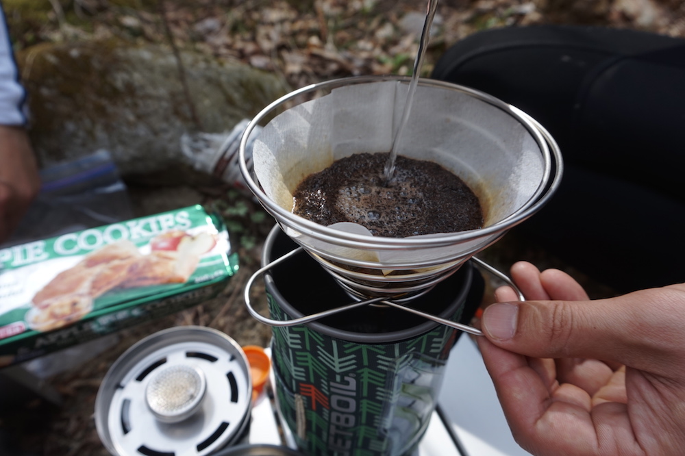 休憩地点の森の中でコーヒーブレイク。癒しのひと時です。