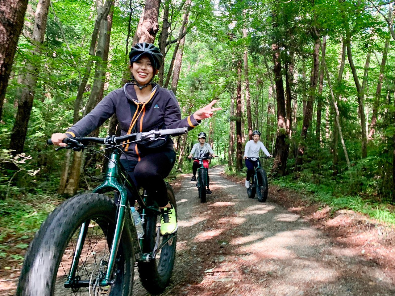 ファットバイクで木漏れ日の林道を駆け抜ける!