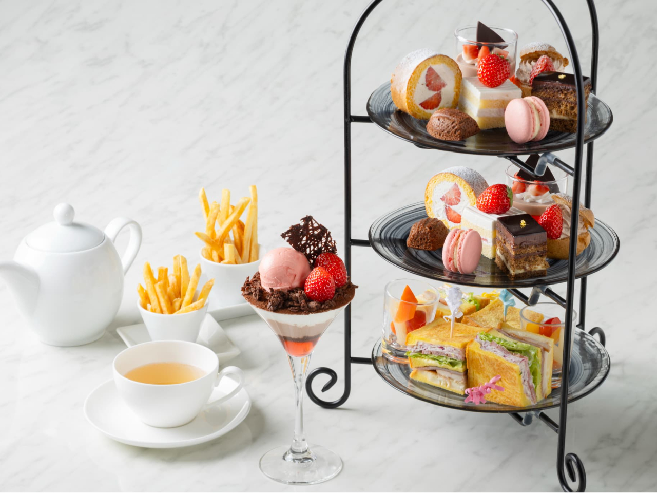 限定パフェ付【苺×チョコレートアフタヌーンティーセット】