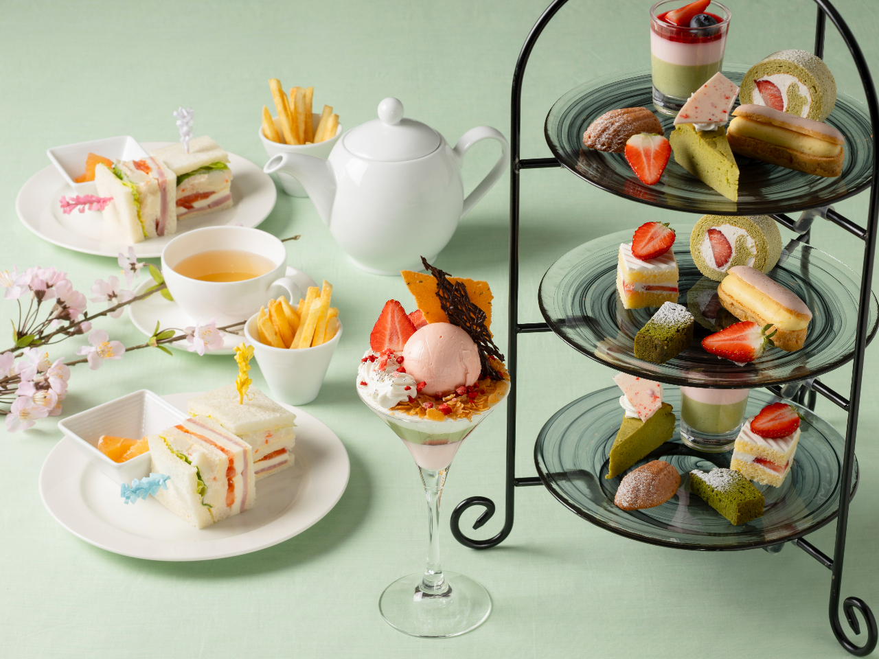 限定パフェ付【苺と抹茶のアフタヌーンティーセット】