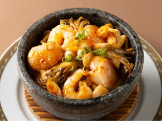 海老と帆立貝入り石焼チャーハン