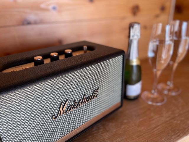 休憩スペースには「Marshall」のbluetoothスピーカーをご用意致しました。ご自身のスマートホンと繋げてお好きな音楽をお楽しみいただけます。