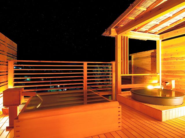 湯船をとりまくほのかな灯りが幻想的な夜の顔