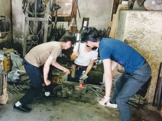 赤くなった鋼をトンカン!