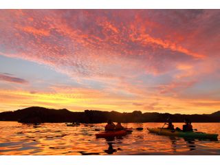 海に沈む夕日を眺めながら 夕暮れの海を散歩 サンセットカヤック 橋杭岩 橋杭ビーチ 1時間半 大人5500円 子供4500円 ファミリーにおすすめ 橋杭ビーチ ビーチハウス ラパン じゃらん遊び体験