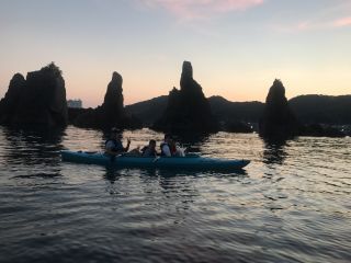 海に沈む夕日を眺めながら 夕暮れの海を散歩 サンセットカヤック 橋杭岩 橋杭 ビーチ 1時間半 大人5500円 子供4500円 ファミリーにおすすめ 橋杭ビーチ ビーチハウス ラパン じゃらん遊び体験 海に沈む夕日を眺めながら 夕暮れの海を散歩 サンセットカヤック 橋杭岩 橋杭 ビーチ 1時間半 大人5500円 子供4500円 ファミリーにおすすめ 橋杭ビーチ ビーチハウス ラパン じゃらん遊び体験