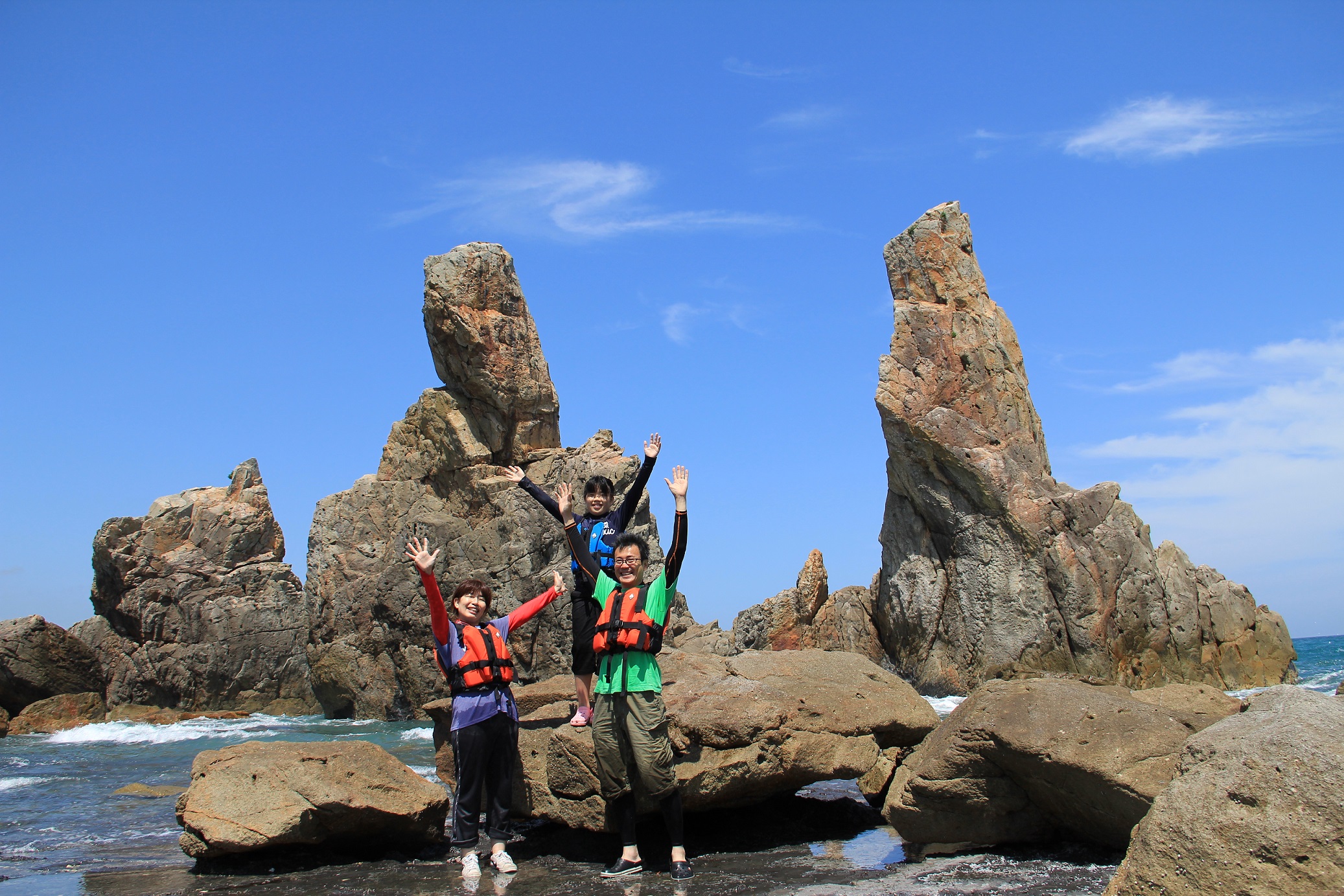 弁天島に上陸して、橋杭岩を散策するのもまた楽しいです