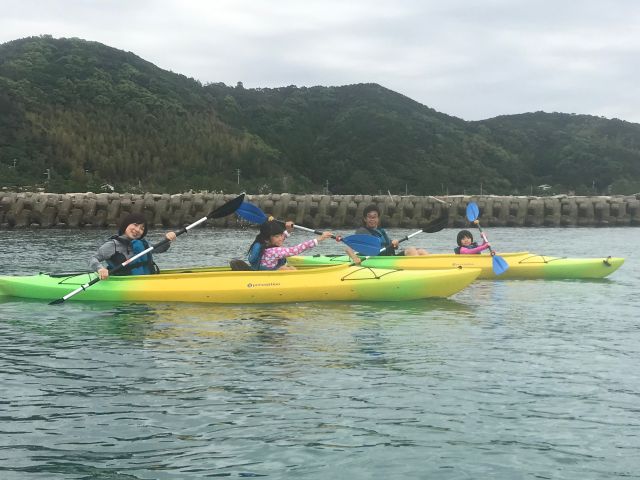 家族連れの場合は、お父さんとお母さんがお子様と一緒に乗るパターンが一般的な形です。大きなお子様なら兄弟同士、お父さんお母さんのペアでもOK!