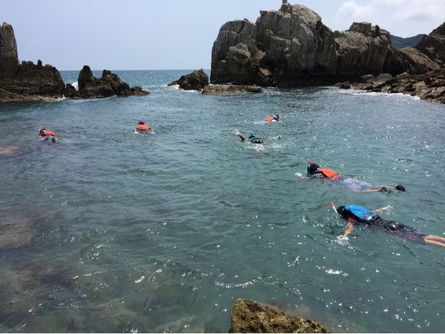 夏季は弁天島に上陸してシュノーケリングを楽しむことも可能です♪※ライフジャケットは着用で行います