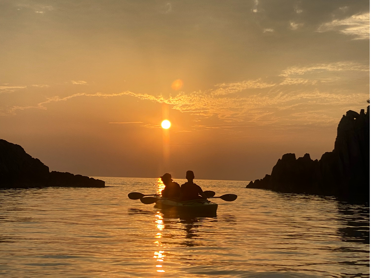 海映る太陽の光 穏やかな海と雲が演出する風景です