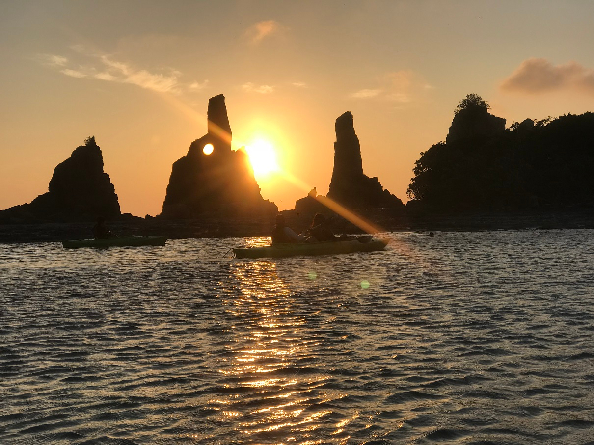 橋杭岩で有名なオガミ岩からの朝日をバックに写真を撮ることも可能です♪