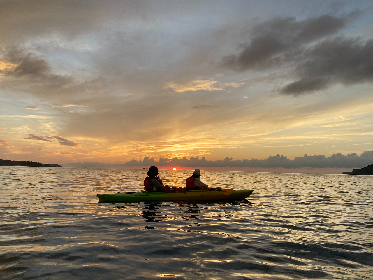 2度と同じ日の出はありません。そんな貴重な日の出を海の上で迎える贅沢を味わいます!
